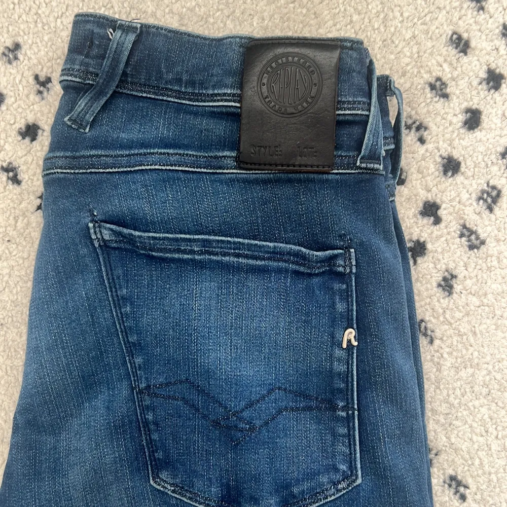 Feta jeans skicka 10/10, använder inte för dom är för små på mig, nypris 1799 mitt pris 500, dom är som nya!. Jeans & Byxor.