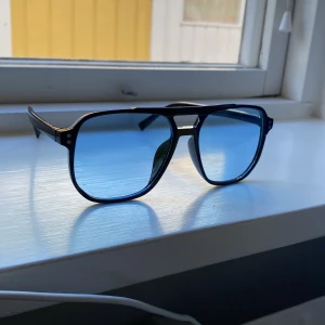 Solglasögon  - Säljer nu dessa solglasögon för ett riktigt bra pris | skick 10/10 inga defekter, helt sprillans nya | pris kan diskuteras, kontakta vid minsta fundering 