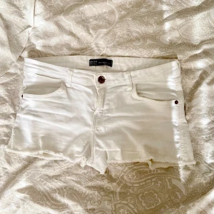 Lågmidjade shorts  - Ett par vita skitsnygga Lågmidjade shorts💕😍som jag tyvärr måste sälja då jag har för många lika dana :/  de är köpta second hand🥰 de är i Storlek 38 och jag brukar ha S.