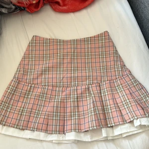 Kjol - Rosa rutig kjol i storlek xs