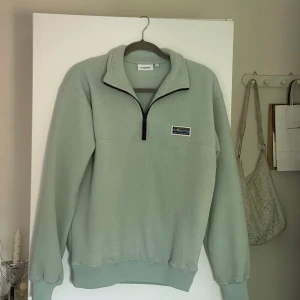 Fleece från Junkyard  - Jättefin mintgrön fleece från Junkyard. Storlek xs, men den är rätt oversized så passar s också. Nypris 499 kr säljer för 399 kr. Såå gosig och varm. Endast använd några få gånger, och säljs för att jag inte använder den längre💗