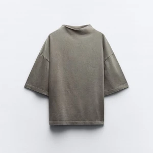 T-shirt  - Säljer denna supersnygga t-shirt från zara!! Använd et fåtal gånger och har inga defekter. Frakt tillkommer🫶