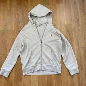 Polo Ralph lauren zip hoodie - Riktigt snygg zip hodie i färgen beige. Finns inga fel på tröjan alls så skicket är riktigt bra! Vid frågor är det bara att höra av sig