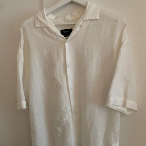 Skjorta - Använd några gånger men är fortfarande i ett bra skick, 8/10. Skjortans material är linne.