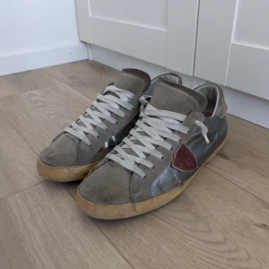 Häftiga Philippe Model  - Säljer dessa häftiga Philippe Model Skor i storlek 42. Det finns täcken på användning men har mycket kvar att ge. Finns en skada på ena skon på tån. Man kan se det på bilderna.Nypris runt 3000 kr.   Inga skambud tack!  Mvh Elias 