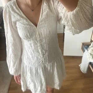 Klänning  - Säljer denna vita klänningen ifrån zara. (Gammal modell) väldigt fin som midsommar eller konfirmation klänning. ❤️är i storlek xs men passar mig som är i strl S