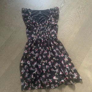 volangklänning - volangklänning i sån härlig skön material med blommor och knappar uppe fram. sååå fin till midsommar❤️ passar xs/s