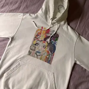 Säljer denna hoodie ifrån The cool elephant för att den är för liten. Den är knappt andvänd och är i jätte bra skick. Den är köpt för 600kr och säljer för 399kr. Hoodie heter ” Painted women ” och är i Artic White! 🩷