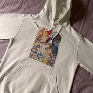 Hoodie  - Säljer denna hoodie ifrån The cool elephant för att den är för liten. Den är knappt andvänd och är i jätte bra skick. Den är köpt för 600kr och säljer för 399kr. Hoodie heter ” Painted women ” och är i Artic White! 🩷