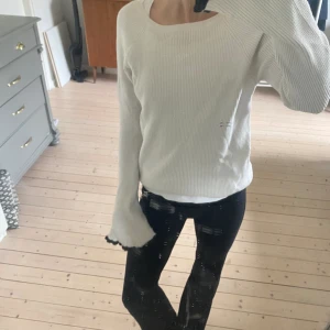 Vit stickad tröja  - Vit stickad tröja med svarta detaljer på ärmarna🤍
