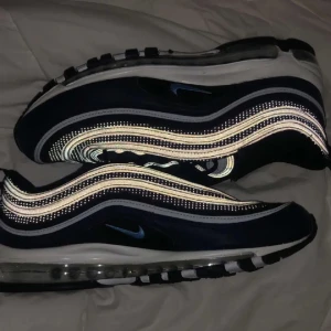 NIKE AIR MAX 97 - Säljer dessa AIR MAXs 97 i storlek 44 1/2 som tyvärr inte passar mig. Använda 2 gånger och är i nyskick, kontakta gärna om du har några frågor. Nypris ligger på 1925kr. 