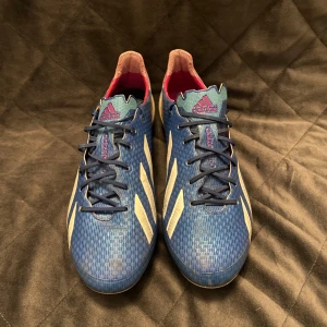 Fotbollsskor adidas F50 - Adidas F50, storlek 42 2/3  Kom med bud 