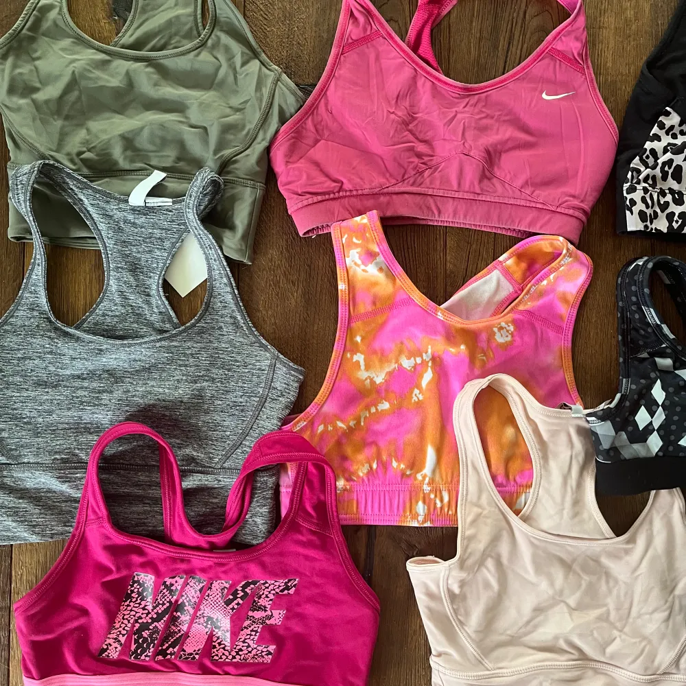 Sport-BH:ar 50kr/st💗 Grön: xs Rosa Nike: Xs Leopard: 146-152 Grå: xs Rosa/orange: s Ljusrosa: xs Nike grå/svart: barn s Rosa Nike med text: xs  Helsvart: M. Sportswear.