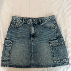 En jeans Cargo kjol från Lindex kids i storlek 170. Använts Max 3 gånger så väldigt bra skick. Säljer pågrund av att det är för små. Köpte för 250 o säljer för 150