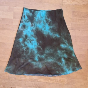 Y2k midi kjol - Jättesnygg sommarkjol. Säljer eftersom den inte kommer till användning! Köpt second hand men nyskick. Resår i midjan så passar nog på många, ca M-L