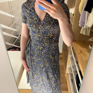 Mönstrad klänning, stl XS - Fin mönstrad klänning i mycket bekvämt material. Pris kan diskuteras💜🖤🤍