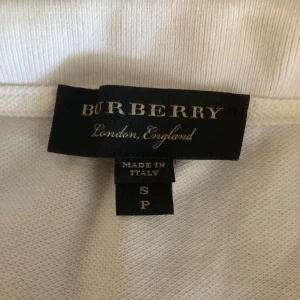 Burberry Piké  - Osäker om den är äkta eller inte men säljer för den inte används. Måste strykas