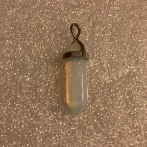 *NY*Hänge till halsband  - Hänge till halsband, ny och oanvänd. Ingen äkta sten men dekorativ, glänser fint. 