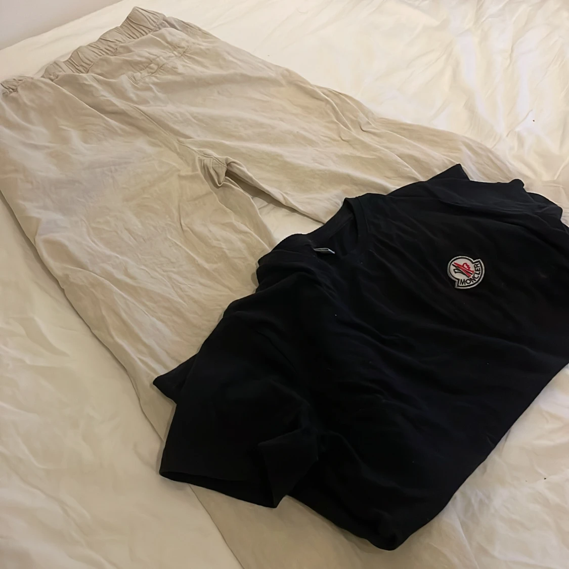 Moncler t-shirt och linnebyxor i samma anons! - 90