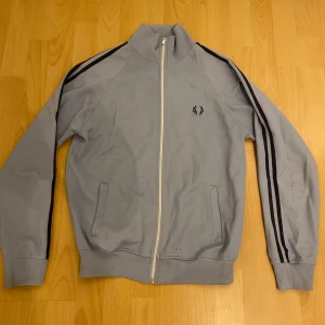 Fred Perry tröja  - Säljer denna fred Perry tröja för den inta passar mig längre den är jätte fin och är i bra skick 