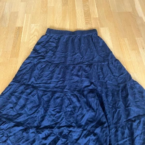 Marinblå maxikjol  - Säljer denna sjukt snygga maxikjol som jag köpte på västkusten förra sommaren.❤️