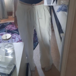 Linnebyxor - Säljer ett par beiga linne byxor från Shein! Ny skick! Säljer då de är förstora för mig💕 Köpt för 169. Skriv om du har några frågor eller vill ha fler bilder💗 Pris kan diskuteras!