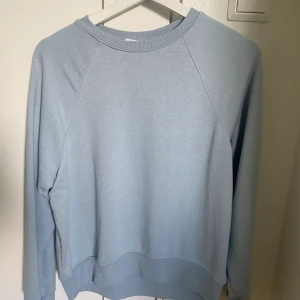 Ljusblå Långärmad Tröja - Storlek XS Köpt på H&M för 230kr Bra skick, endast använd ett fåtal gånger! 