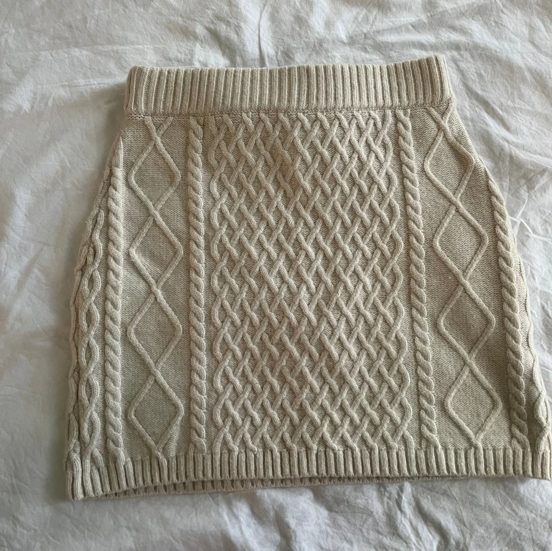 Stickad kortkjol ✨