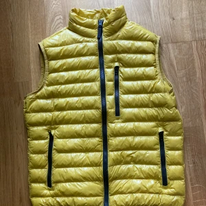 Peak performance väst  - Säljer en fin peak performance väst i storlek L