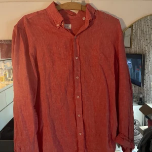 Massimo Dutti Linnéskjorta - Massimo Dutti skjorta i Linné i storlek M. Använt ett fåtal gånger, så i mycket bra skick. Denna är i persikofärg ish.