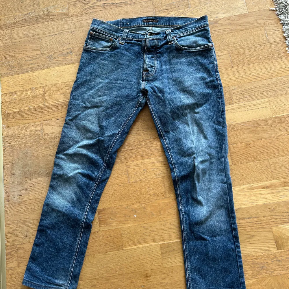 Säljer nu mina knappt använda nudie jeans som är i toppen skick!! Dessa jeans är supersnygga och bekväma Strl 32/36. Hör av er vid funderingar🤝. Jeans & Byxor.