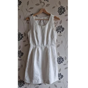 Vit klänning, VILA, Strl: S/36, "Buma dress" sommar, fest party student, cut out - Vit klänning, VILA, Strl: S/36, "Buma dress" sommar, fest party student, cut out dress.  OBS! Jag kan inte skicka något vecka 26.