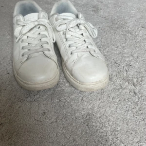 Levis sneakers  - Ett par fina Levis sneakers.Köpta för 1300 kr men kommer sälja för 800 kr.Säljer på grund av dom inte används längre.Använda få tal gånger.Varan kommer rengöras innan skickning.