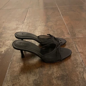 Svarta klackar  - Svarta klackar från zara i storlek 40 men dom är små i storlek så sitter som en 39. Aldrig använda. Slutsålda på hemsidan