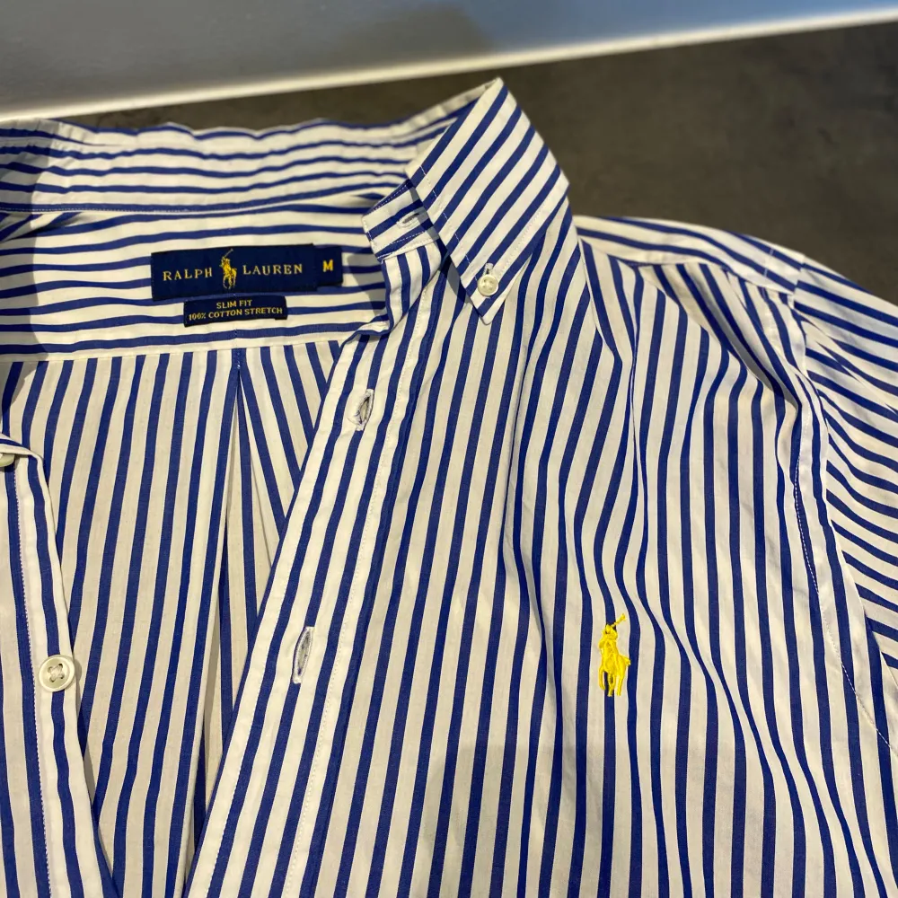 Säljer denna skit snygga skjortan från Ralph Lauren för 499kr!🤩| skjortan är näst intill ny | Storlek M slimfit så passar S också! | inga defekter eller fläckar Perfekt inför sommaren | skriv vid frågor och funderingar!🤝😁. Skjortor.
