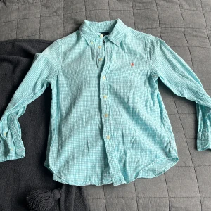  Ralph Lauren skjorta - Nästan oanvänd Polo Ralph Lauren skjorta. Priset är diskuterbart och hör gärna av er vid något slag av frågor eller funderingar.