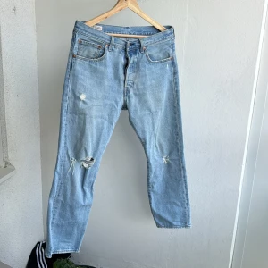Levis 501 - Ett par Levis 501 med slitna knän och regular fit på benen, storlek 31.  Varsamt använda!  