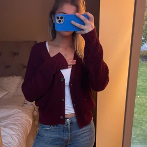 Stickad kofta - Skickad vinröd kofta💕