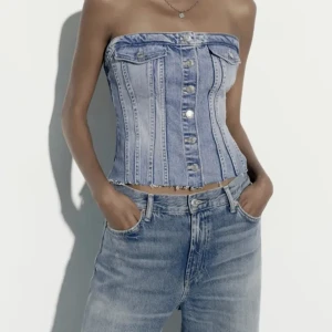 Jeans tubtopp från Zara - Säljer denna populära jenas tubtoppen från Zara💙 perfekt nu till sommaren!