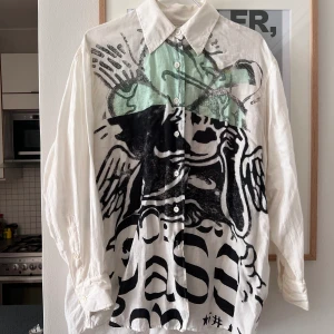 Our Legacy Firm Shirt - OUR LEGACY Skjorta Storlek 36, motsvarar cirka Medium.  Jag har 38-40 vanligtvis och denna passar mig perfekt. Använd ett fåtal gånger, finns inga tecken på slitage. 70% cotton 30% silk. 