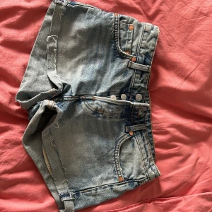 Weekday Fire Denim Shorts - Super cute and vintage shorts, mid/low rise in a size W25