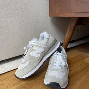 NEW BALANCE - sneakers  - Sneakers från New balance - kollektion Classics 547. Fint skick och använda sparsamt, lite luddiga i hälen men absolut inga problem annars! Strl 37.5 och satt perfekt för mig som har 37 vanligtsvis🤍