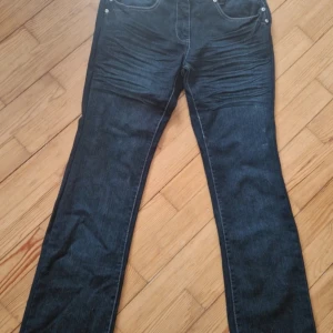 NKD jeans - NKD jeans i bra skick. Avklippta nertill, innerbenslängd, 73 cm