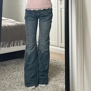 Jeans - säljer dessa jeans som tyvärr är för stora för mig i midjan! köpta på plick! Kom privat vid frågor om mått och mer bilder!❤️