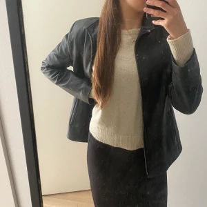 Skinnjacka - Fin skinnjacka i bra skick. Köpt second hand. Strl L men liten i storleken, jag bär oftast S. 