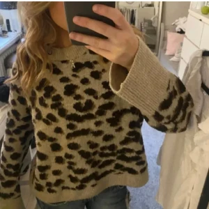 Leopard tröja  - *lånade bilder* Leopard ”tjock” tröja, perfekt nu till sommaren att ha över en klänning när det blir kallt. 