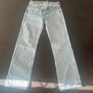 Weekday jeans (arrow) , nypris 590. Säljer för dom blivit för små. Storlek 25/32