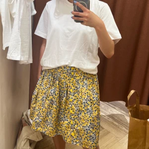 Blommig kjol - Blommig kjol med knappar 