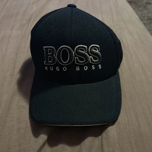 Hugo Boss keps - 100% äkta hugo boss keps använt max 2 gånger, har ingen användning därför säljs. 