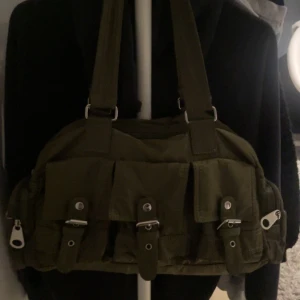 Khaki handväska - Vintage handväska i bra skick, köpt på Vinted💛